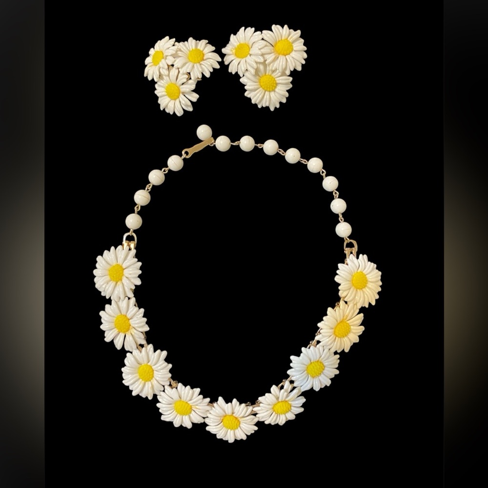 Vintage plastic Daisy Flower Necklace and clip on Earring Set